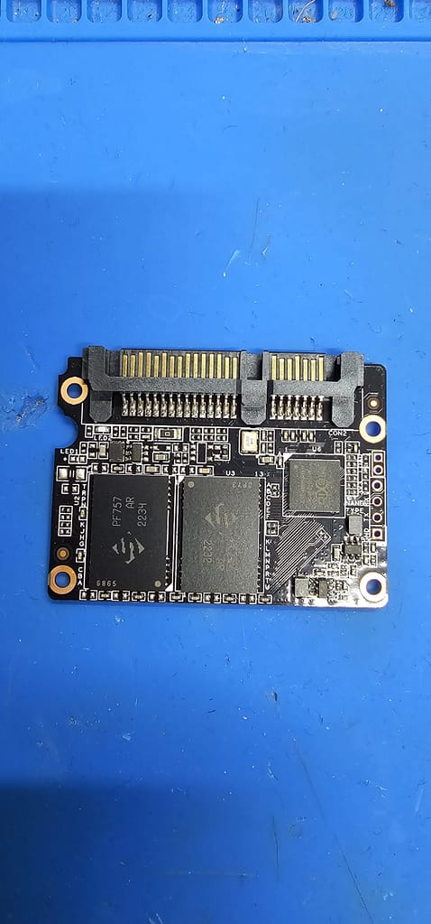 SSD-Datenrettung mit Testpoints, modifizierter Firmware und Translatorregeneration